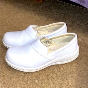 Nursing shoes